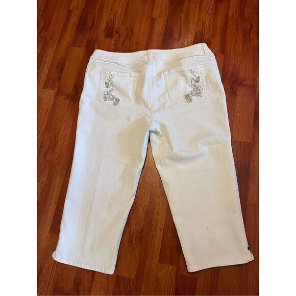 Chico’s White Capris Jeans. Size 3 = 18. - Picture 2 of 6